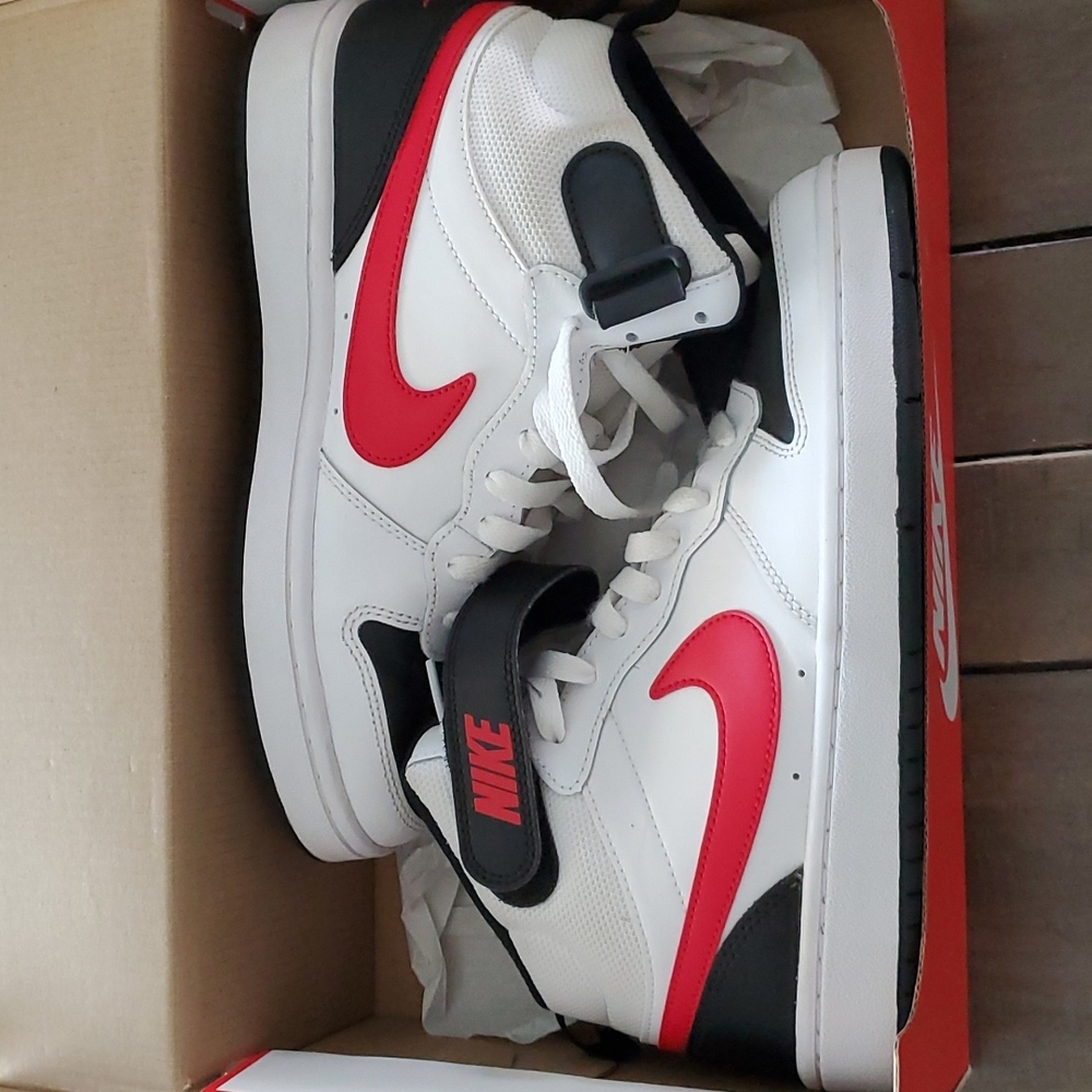 Boys nike court borough mid2